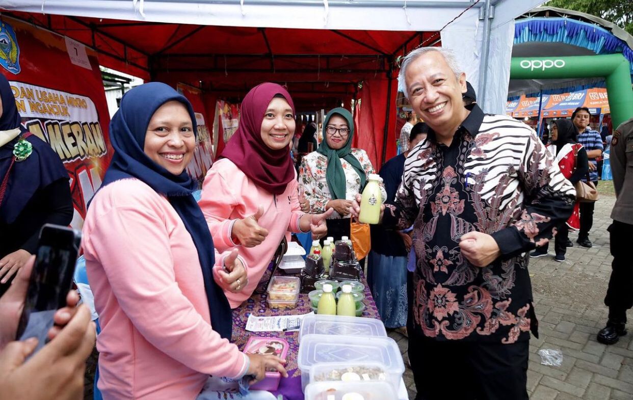 PJ Bupati Sri Handoko di Salah Satu Stand UMKM